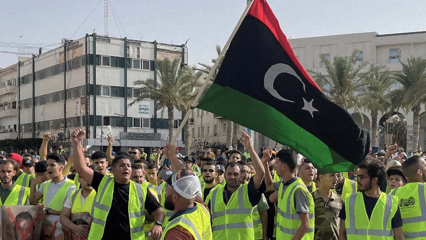 صورة ما تبقى من الشعب الليبي يخرج في مظاهرات فيما تبقى من ليبيا احتجاجاً على تردي ما تبقى من حياة