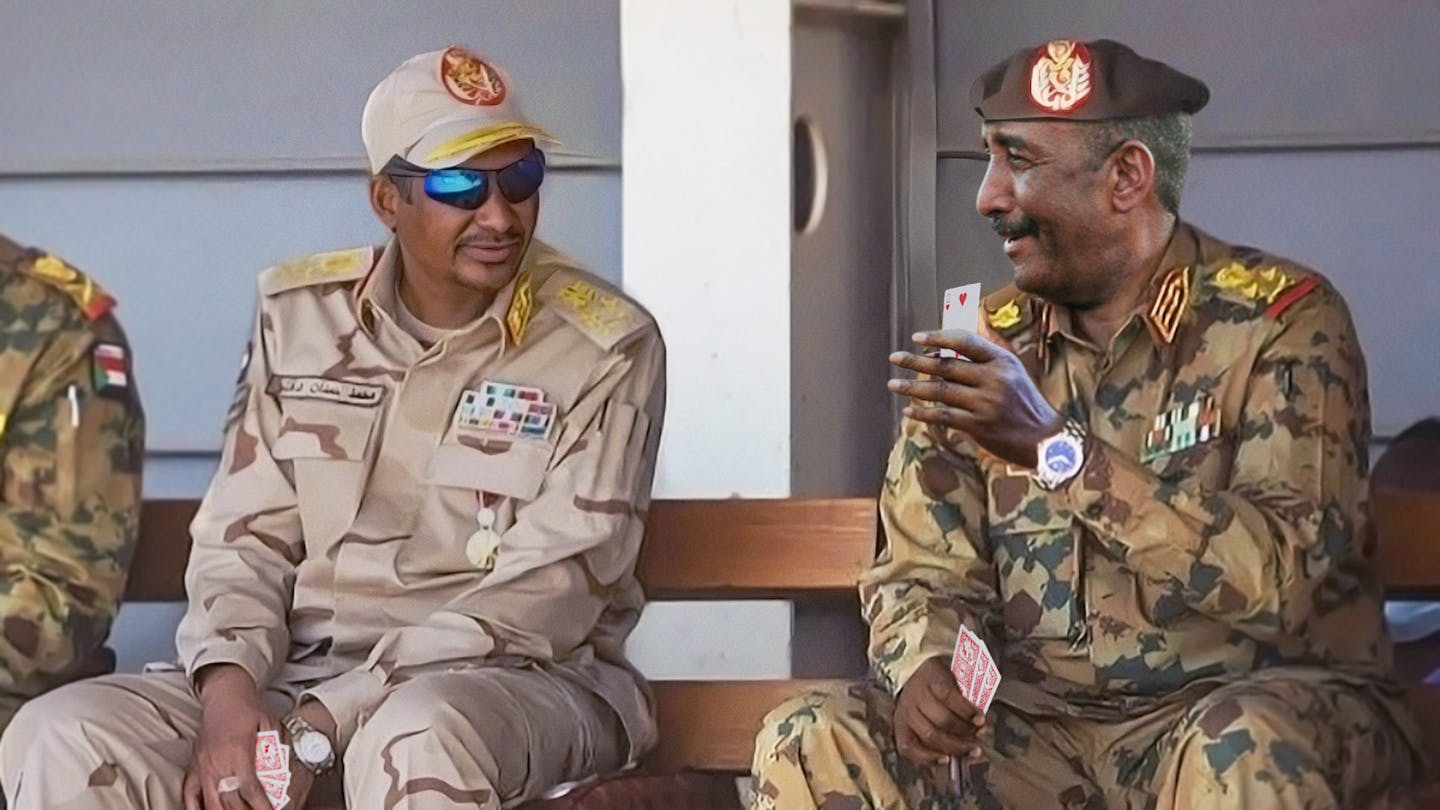 صورة البرهان ينشئ مجلساً عسكرياً جديداً حتى يلعب فيه الورق مع رفاقه الضباط