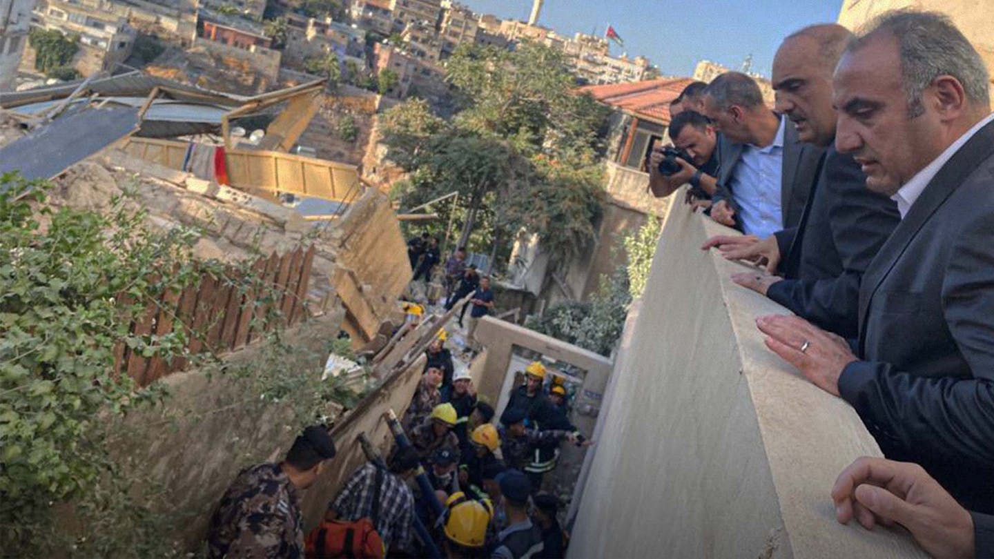 صورة مسؤولون أردنيون يهرعون لتفقّد المبنى المنهار وزوايا التصوير المناسبة
