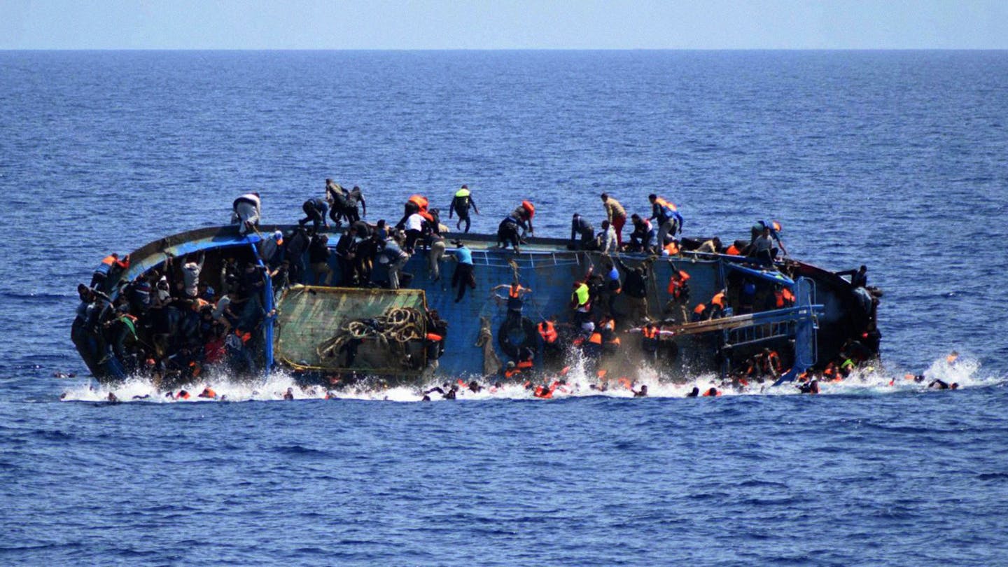 صورة غرق قارب هجرة حُمِّل فوق طاقته مآسي ثلاثة شعوب