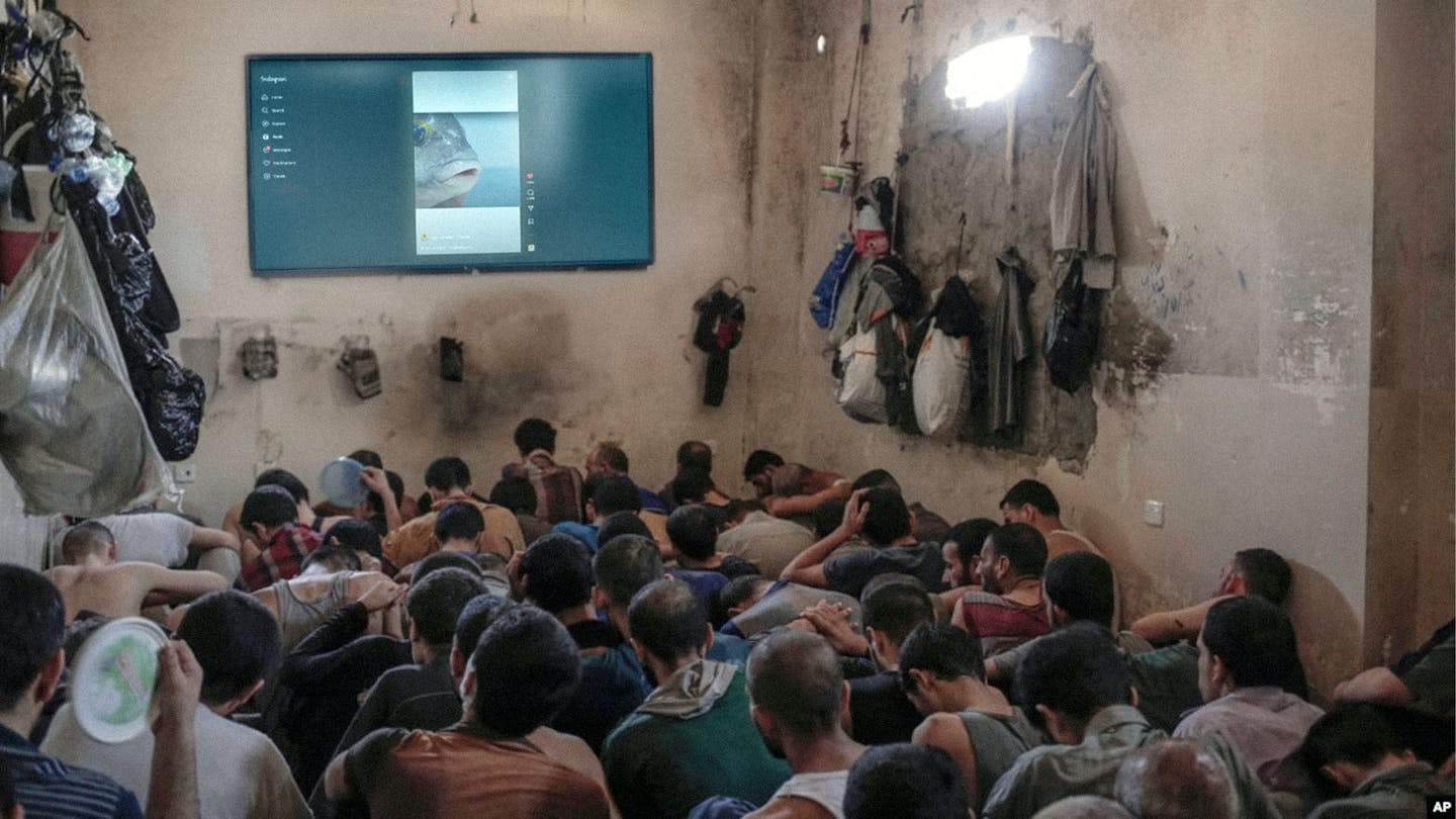 صورة وزارة الداخلية تستغني عن قضبان السجون بعد تركيب شاشات تعرض الريلز طوال الوقت