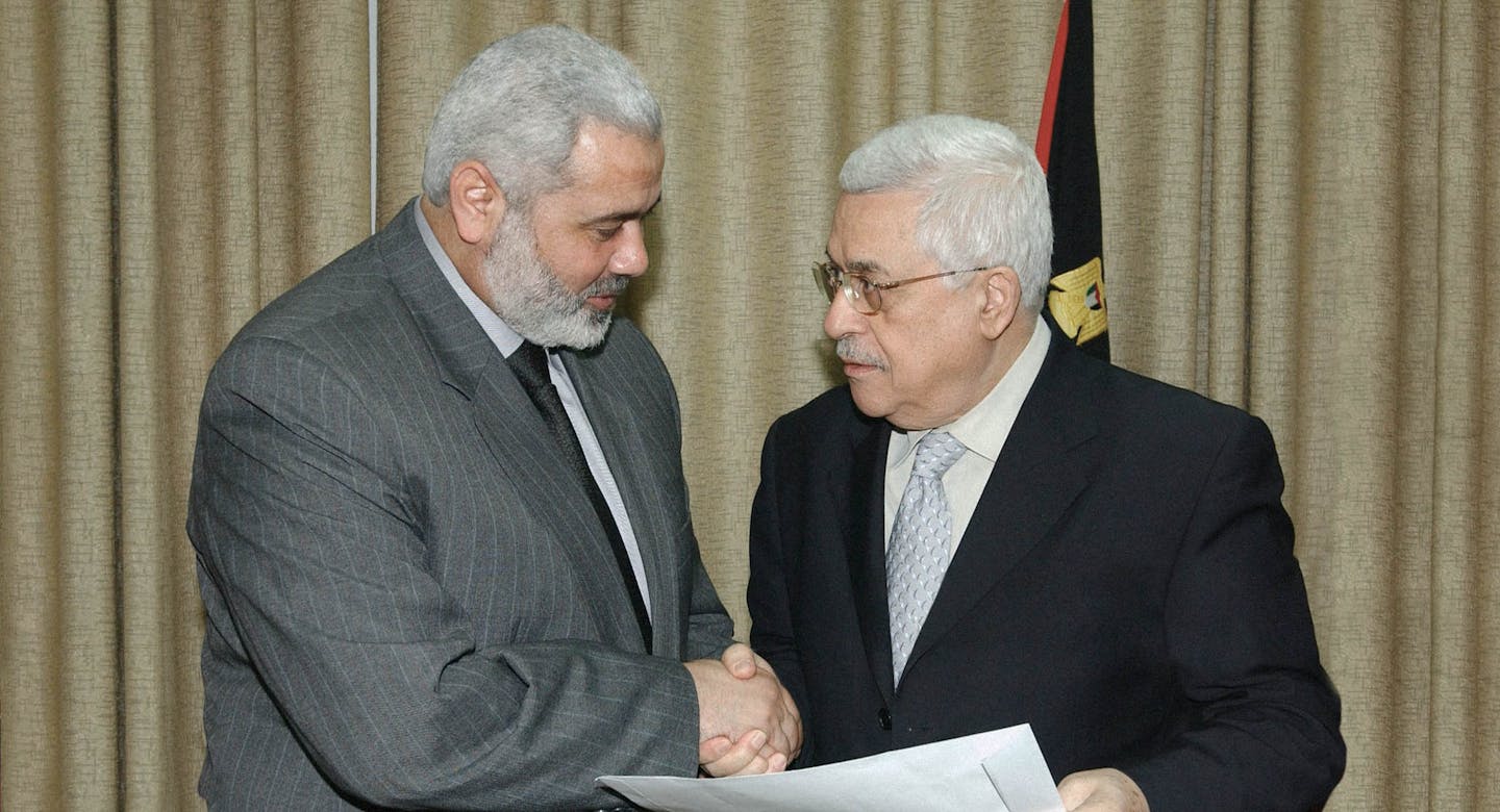 صورة حماس وفتح تتفقان على إجراء انتخابات لتحديد الطرف الأحق بالتنازل عن القضية