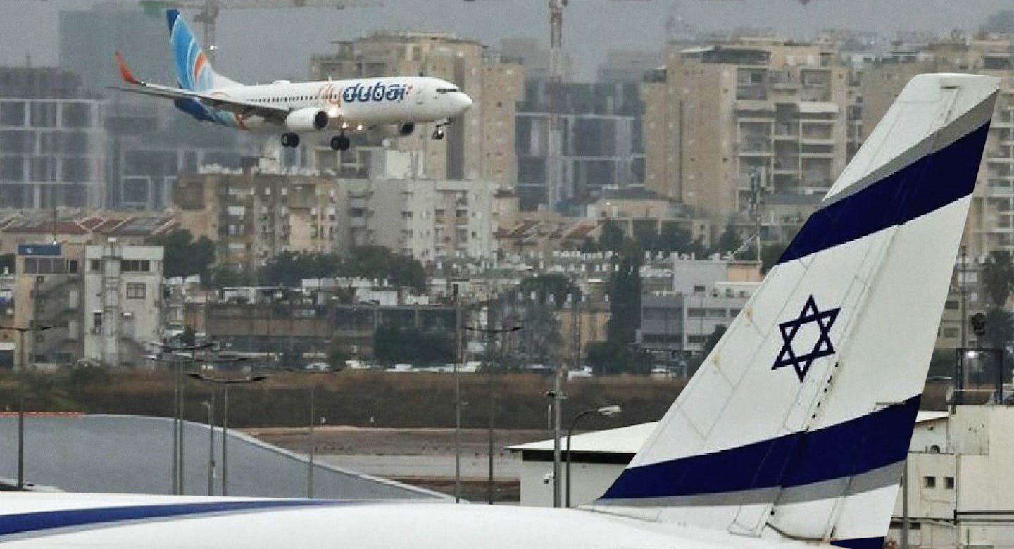 صورة الطيران الإماراتي يخرق جدار الصوت فوق مطار اللد