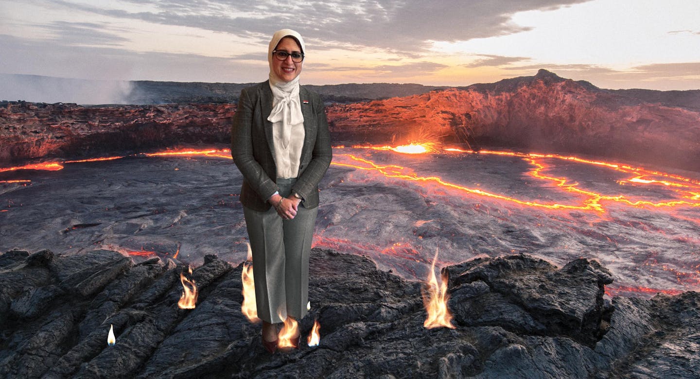 صورة هالة زايد تضع قدمها في فوهة بركان نشط لتثبت أنّه لا يحرق