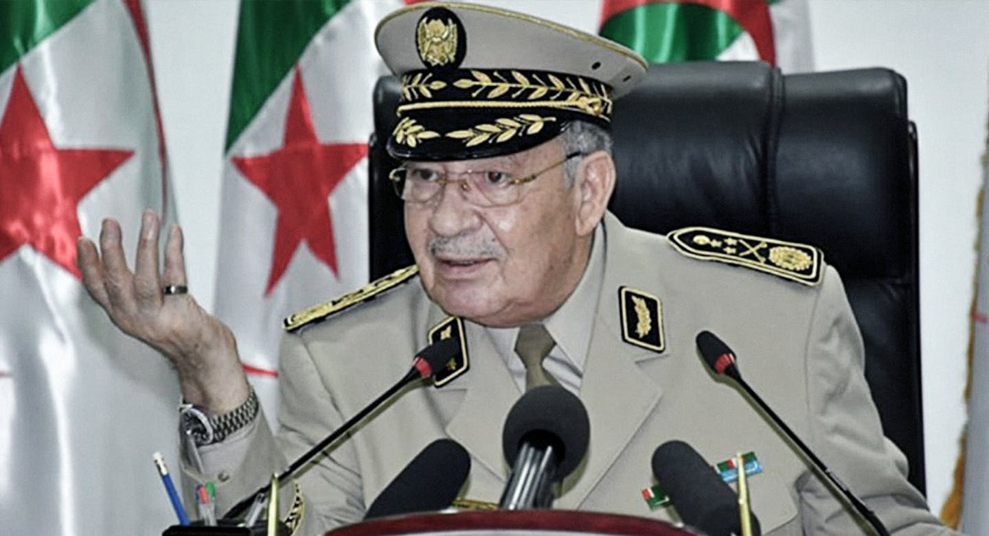 صورة قايد صالح يؤكد ضرورة اختيار أحد الرؤساء الذين سيحكُمهم الجيش مباشرة وإلا سيضطرُّ للحكم بنفسه