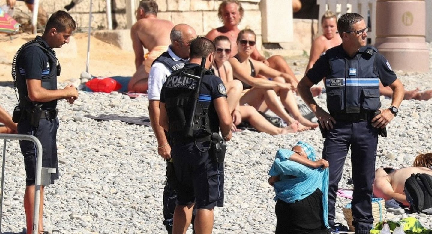 صورة فرنسا تفرض على النساء المحجبات السباحة بالبكيني رغماً عنهنّ صوناً لحريَّتهن الشخصية