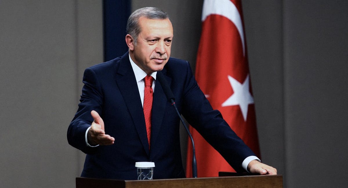 صورة إردوغان يطالب بتسليمه مُنفِّذ هجوم نيوزيلندا ليستخدمه في دعايته الانتخابية على أرض الواقع