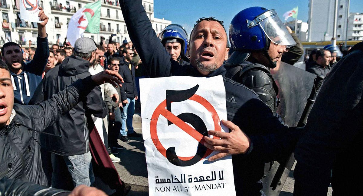 صورة خروج آلاف الجزائريين عن دينهم بالتظاهر ضدَّ ترشُّح بوتفليقة لولاية خامسة