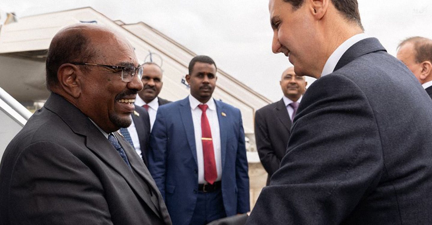 صورة رئيس نصف السودان يزور شقيقه رئيس ثلاثة أخماس سوريا
