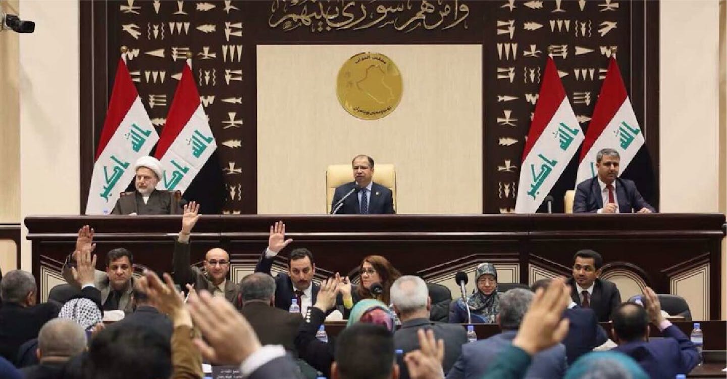 صورة نواب عراقيّون يتعهّدون باستبدال الأوراق المحروقة بأخرى عليها أسماء مرشحين أفضل