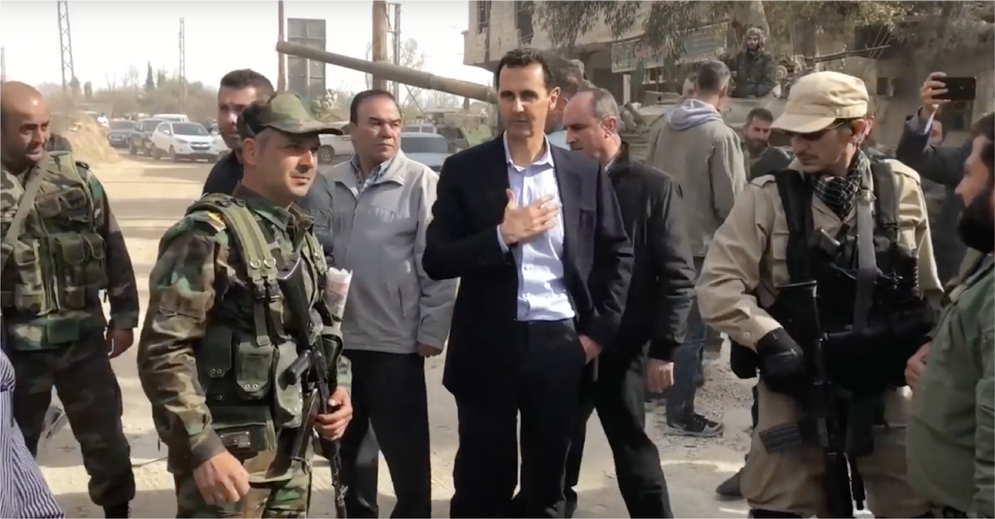 صورة الأسد يزور الغوطة للاطمئنان على أهلها بعد سماعه معلومات عن فقدانهم الكثير من أقاربهم