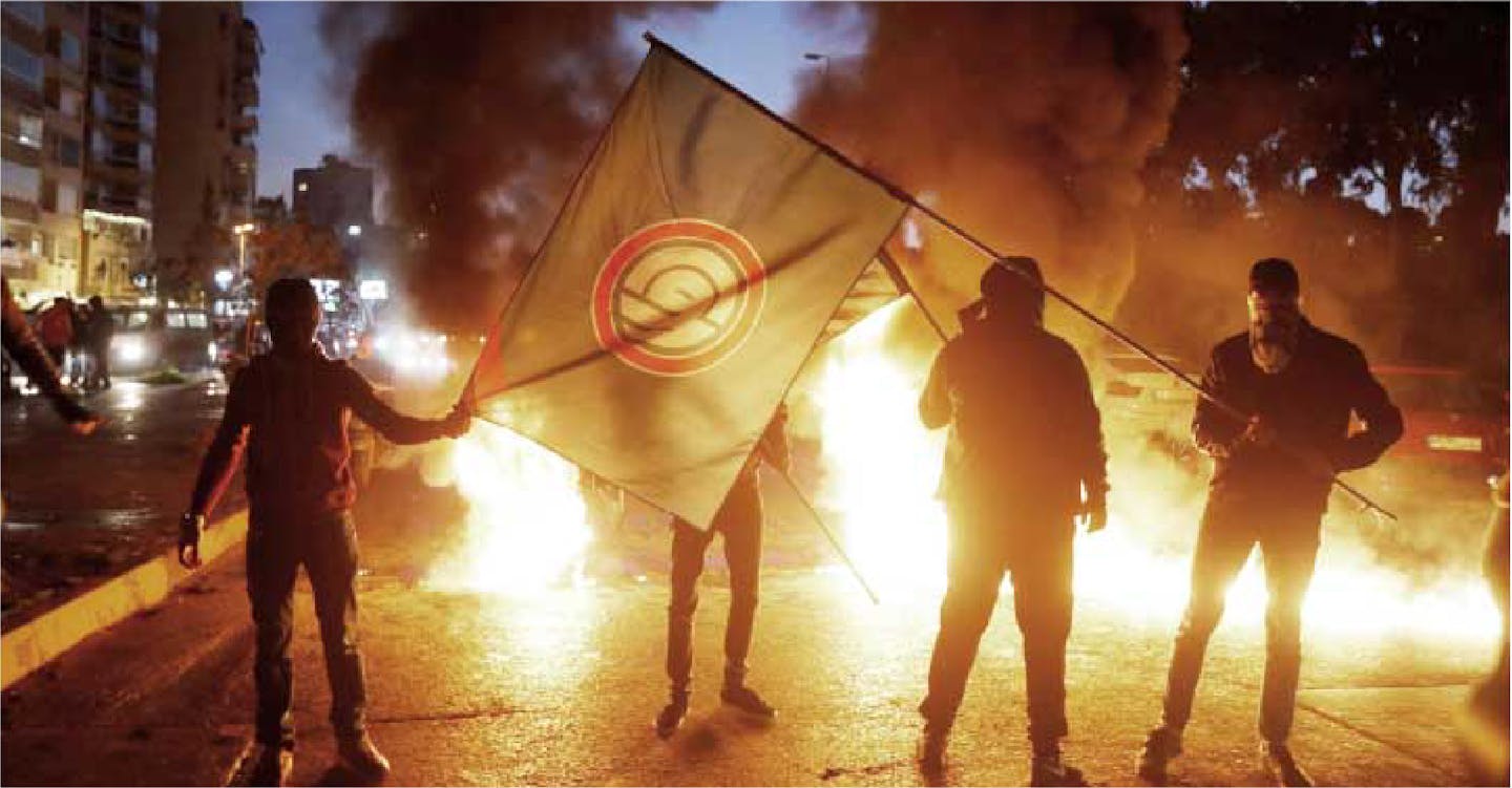 صورة أنصار الرئيس بري يحتجّون بالإطارات المشتعلة بدلاً من الأسلحة ليثبتوا أن زعيمهم ليس بلطجيًا