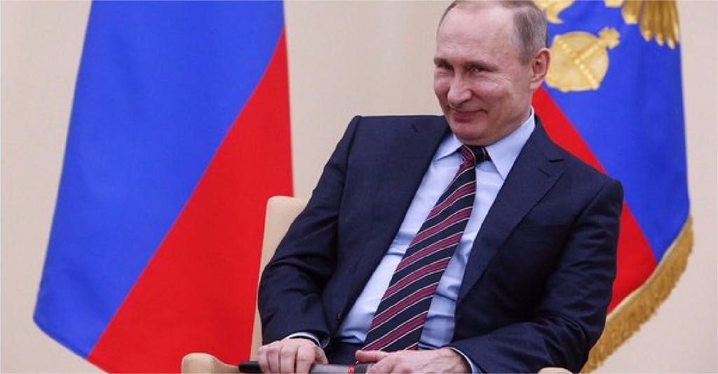 صورة بوتين يتبرّع بـ ٢٪‏ من الأصوات لمنافسيه في الانتخابات المقبلة دعماً للعملية الديمقراطية في البلاد