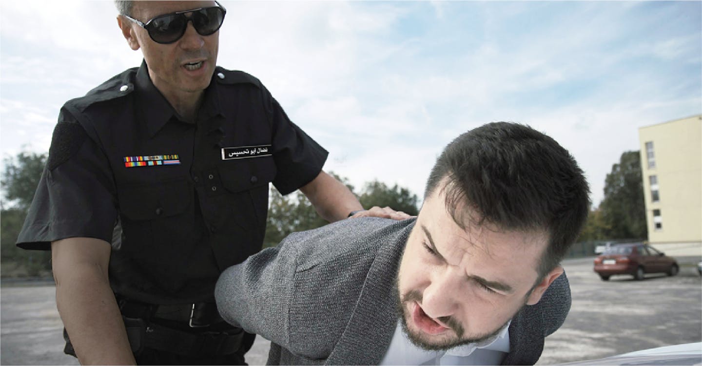 صورة اعتقال معارض شكّك بحرية التعبير في البلاد