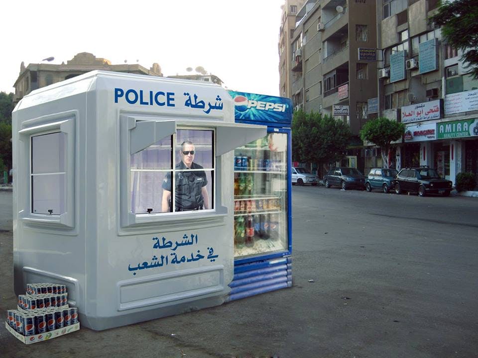 صورة كشك شرطة يبدأ ببيع المشروبات الغازية لتعبئة وقت الفراغ