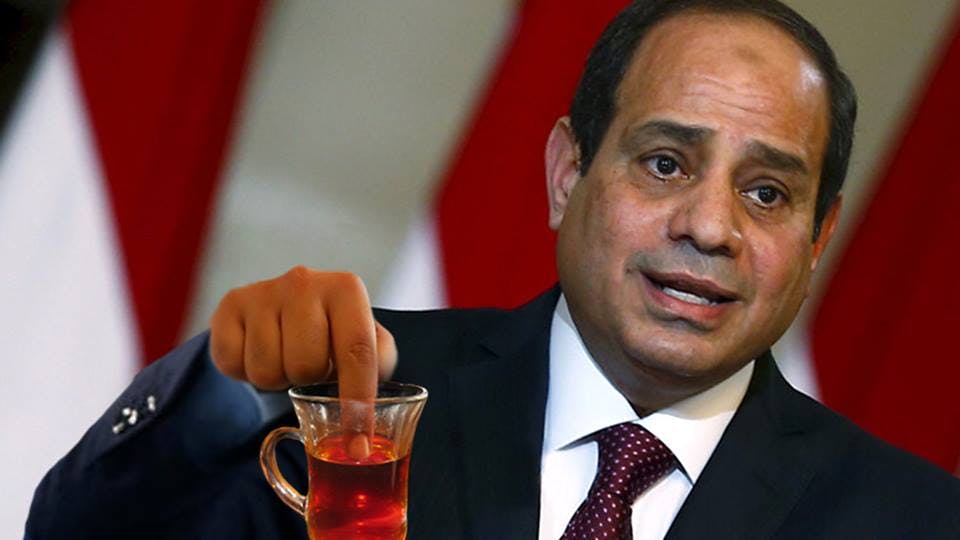صورة السيسي يعرض على المصريين وضع إصبعه في شايهم لتحليته بدلاً من السكر