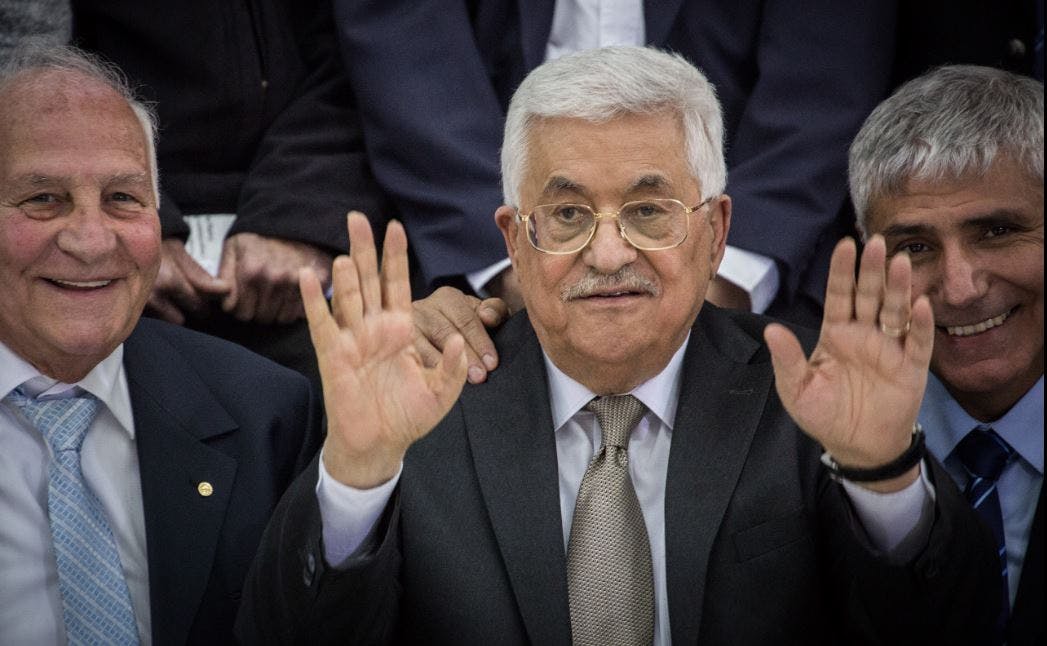 صورة محمود عباس ينفي مزاعم تتهمه بحيازة أي كمّية مهما كانت ضئيلة من الكرامة