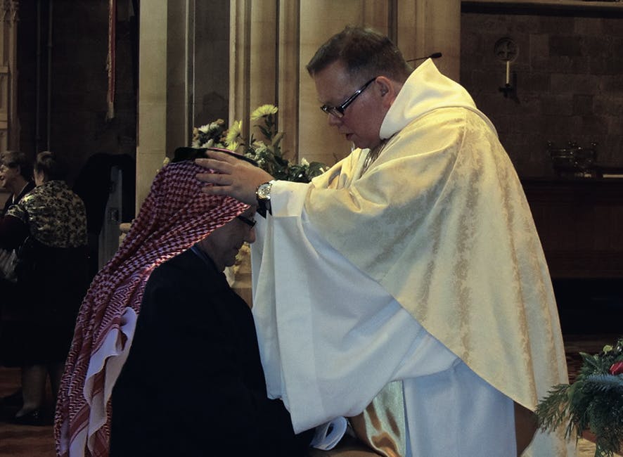 صورة تأكيدا لمبدأ المعاملة بالمثل: السفير السعودي في بريطانيا يعتنق المسيحية بعد اكتشافه لإسلام نظيره البريطاني