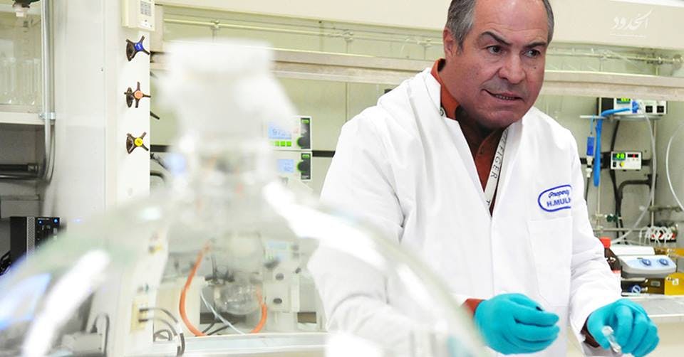 صورة رئيس الوزراء الأردني يجري تجارب خيميائية لتحويل المواطنين إلى نقود