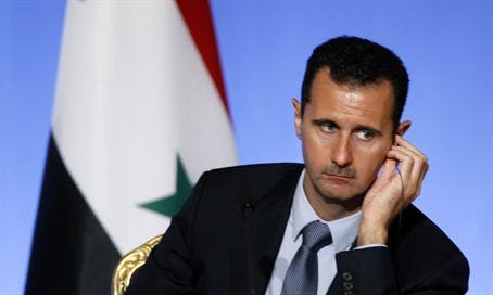 صورة روسيا تسلم الأسد نسخة من قراراته السيادية