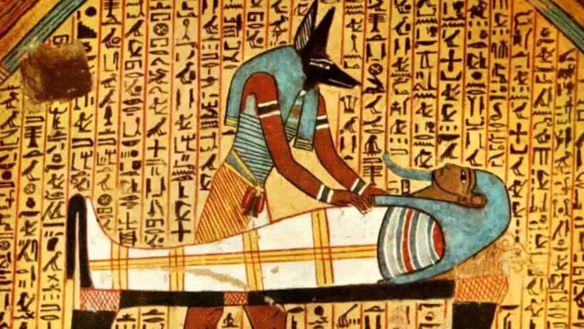نبوءة فرعونية تظهر نائباً مصرياً يسرق الآثار لأجل خاطر مصر